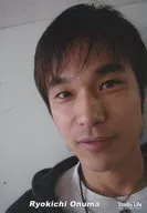 劇団Studio Life/大沼亮吉/顔アップ・衣装白・黒・右寄り・背景白/劇団スタジオライフ 公式生写真