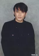 劇団Studio Life/船戸慎士/上半身・衣装黒・口閉じ・両手下・背景グレー/劇団スタジオライフ 公式生写真