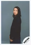 KinKi Kids/堂本剛/膝上・衣装黒・両手下・体左向き/アルバム「The Best」ジャケ写撮影オフショット/公式生写真