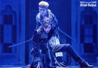 東啓介(李春林)・松浦司(歌麿)/ライブフォト・横型・全身・しゃがみ・右手床・「ヴァンパイア・ハンター」/舞台「グランギニョル」舞台写真セット Bセット