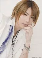 ViViD/シン/バストアップ・衣装白紫・右向き・左手顎・背景白・2Lサイズ/雑誌「FOOL’S MATE」全員応募サービス生写真