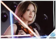 AAA/伊藤千晃/横型・バストアップ・衣装黒オレンジ・目線右・背景黒/「AAA PARTY/AAA mobile」 a-nation’13 FC限定アーティストフォト