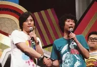 吉本興業/藤原一裕・家城啓之/横型・上半身・衣装緑白・マイク・握手・目線右/ナマーシャ