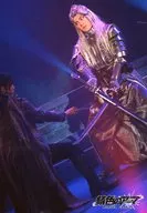 増田俊樹(織田信長)/ライブフォト・全身・衣装銀・両手剣・目線左・キャラクターショット/舞台「錆色のアーマ」DVD会場予約特典舞台写真
