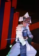 KENN(直江兼続)/ライブフォト・膝上・衣装白・黒・右手刀・目線左・体右向き/ASSH-DX Vol.2「降臨Fight」ブロマイド
