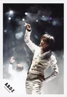 A.B.C-Z/河合郁人/ライブフォト・膝上・衣装白・右手上げ・左手腰・目線左/公式生写真