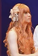 山本一慶(ハーミア)/ライブフォト・バストアップ・衣装金白・体右向き・目線右・背景紫・キャラクターショット/舞台「夏の夜の夢」ブロマイド