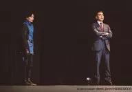 伊藤孝太郎(周グエン衝吾)・大澄賢也(志倉一仁)/ライブフォト・横型・全身・衣装黒青・腕組み・目線右/舞台「Messiah メサイア-月詠乃刻-」劇中ブロマイド