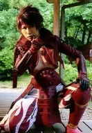 飛鷹アキラ/全身・衣装赤・右手口元・左手膝・目線右・右膝立て/DVD写真集「紅蓮ノ華」特典生写真