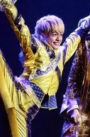 A.B.C-Z/塚田僚一/ライブフォト・膝上・衣装黄黒・両腕上げ・右足上げ・体右向き・目線右・歯見せ・照明紫・背景黒・2Lサイズ/2015新春 JOHNNYS’ World