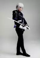 三津谷亮(骨喰藤四郎)/全身・右向き・両手刀・背景グレー・キャラクターショット/「舞台『刀剣乱舞』悲伝 結いの目の不如帰」トレーディングブロマイド