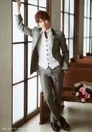 二葉要(佐伯虎次郎)/全身・スーツ・右手上げ・足交差・私服ショット/「ミュージカル『テニスの王子様』15周年記念コンサート Dream Live 2018」生写真