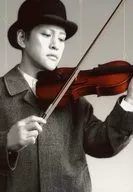 市瀬秀和(嘉助)/上半身・コート・帽子・伏せ目・ヴァイオリン構え・モノクロ/舞台「極上文學 第12弾『風の又三郎/よだかの星』」ランダムブロマイド