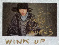 ☆山田裕貴/直筆サイン、メッセージ入り「WiNK UP ありがとう」・横型・上半身・衣装黒・グレー・帽子・両手下げ・背景グレー/雑誌「WiNK UP 2018年2月号」抽選プレゼント当選品 生ポラロイド