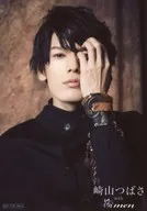 崎山つばさ with 桜men/崎山つばさ/上半身・衣装黒・左手目元・背景茶/CD「螺旋」応援店予約・購入特典ランダム生写真