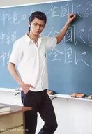 武藤賢人(木手永四郎)/膝上・制服・左手上げ・黒板・キャラクターショット/ミュージカル『テニスの王子様』3rdシーズン全国大会 青学vs氷帝 生写真