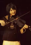 ハロプロエッグ/森咲樹(日野香穂子)/膝上・衣装黒・白・セピア・右手弓・左手ヴァイオリン・目線右・背景黒・キャラクターショット/舞台「ネオロマンス・ステージ 金色のコルダ ステラ・ミュージカル」生写真