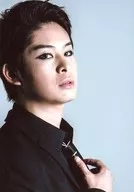林明寛/バストアップ・衣装黒・ネクタイ・右向き・右手胸/イベント「感謝」物販ブロマイド
