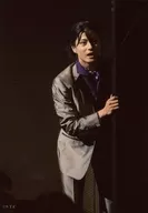 松村龍之介(TOKI)/ライブフォト・膝上・衣装グレー・青・右手曲げ・体右向き・キャラクターショット/「劇団シャイニング from うたの☆プリンスさまっ♪ SHINING REVUE」公演写真トレーディングブロマイド