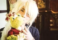 Listen to Rin/＠TuSHI(阿部敦)/横型・バストアップ・衣装黒・左手パー・カエルのぬいぐるみ・首傾げ/声優イベント「王様ジャングル 第104回」販売ブロマイド