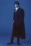 多和田秀弥(太宰治)/全身・衣装黒・体左向き・背景青・キャラクターショット/舞台「文豪ストレイドッグス 黒の時代」ブロマイドセット(Main ver.)