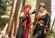 鷲尾修斗(葉月陽)・秋葉友佑(長月夜)/横型・膝上・衣装黒・赤・黄色・鷲尾右手胸元・左手木・キャラクターショット/2.5次元ダンスライブ「ツキウタ。」 ステージ 第6幕『紅縁』 トレーディングブロマイド
