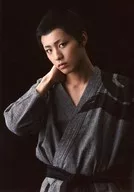 齋藤健心(抄雲)/上半身・衣装グレー・右手首元・顔左向き・背景黒・キャラクターショット/「最遊記歌劇伝 -異聞-」ブロマイド