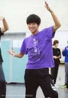 松井遥己(新垣浩一)/膝上・衣装紫・黒・両手パー・左手上げ・私服ショット/ミュージカル『テニスの王子様』TEAM Party SEIGAKU・HIGA 来場者特典ランダムブロマイド