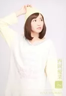 Rev. from DVL/西岡優菜/上半身・衣装白・右手ニット帽・顔右向き/「君がいて僕がいた/愛がーる」個別握手会ランダム生写真vol.1