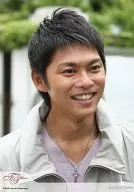 タッキー＆翼/今井翼/バストアップ・衣装グレー紫・目線右・「Johnny’s web」/公式生写真