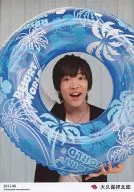 D2/大久保祥太郎/上半身・衣装黒白・両手浮輪・「2012.08」/公式生写真