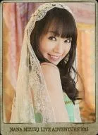水樹奈々/バストアップ・衣装緑・体右向き・笑顔/NANA MIZUKI LIVE ADVENTURE 2015 グッズ購入特典 『LIVE ADVENTURE 2015 Memorial Card“NANACA”』