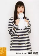 松井玲奈/膝上・両手てるてる坊主顎・口すぼめ/「2015.06」 「レインコート」個別生写真