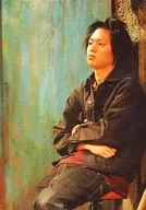 柳浩太郎/ライブフォト・膝上・左向き・衣装黒・赤紫・デニム生地・腕組・寄りかかり/舞台「メモリーズ3」