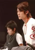 PureBoys/南圭介/バストアップ・衣装白・左向き・背景黒・後ろに馬場/舞台「PureBOYS act.2 7Dummy’s Blues」会場限定物販 舞台写真
