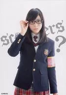 さくら学院/白井沙樹/上半身・衣装黒・制服・右手眼鏡・背景白/2014年度『なりきり部活動』生写真