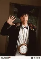 D-BOYS/鈴木裕樹/膝上・衣装黒・白・帽子・茶色・時計・右手パー・舌出し・「2013 Halloween」/公式生写真