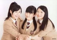 さくら学院/白井沙樹・大賀咲希・磯野莉音/横型・バストアップ・衣装ベージュ・制服・体寄せ・背景白/さくら学院 2015年度 フォトセットA 