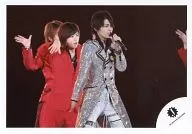 タッキー＆翼/今井翼/横型・ライブフォト・膝上・衣装銀・左手マイク・後ろに北山.衣装赤/公式生写真