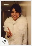 SexyZone/佐藤勝利/上半身・衣装白・右手ピース・笑顔・イヤホンマイク/公式生写真
