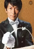 オクラホマ/藤尾仁志/バストアップ・衣装黒・白・右手バッグ・背景茶色/「ThankCUE FANMEETING 2010」公式生写真