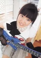 新谷良子/膝上・座り・衣装白・両手ギター・背景白/イベント特典生写真