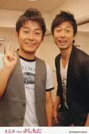 ロザン/菅広文・宇治原史規/上半身・菅衣装水色.ベストグレー.右手ピース・宇治原衣装黒・ポストカードサイズ/ルミネtheよしもと/公式生写真