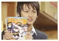佐藤永典(山本鉄平)/横型・顔アップ・セーター黒・目線右・両手マンガ・キャラクターショット/映画｢僕らはあの空の下で｣