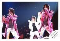 タッキー＆翼/今井翼・滝沢秀明/横型・ライブフォト・膝上・衣装ピンク紫・膝上マイク・右手パー・後ろに二階堂/公式生写真