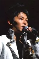 タッキー＆翼/今井翼/ライブフォト・バストアップ・ジャケット白・インナー黒・左手マイク・目線右・背景黒/2Lサイズ/World’s Wing 翼 Premium2007
