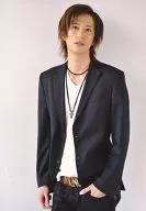 劇団EXILE/秋山真太郎/膝上・ジャケット黒・インナー白・左手ポケット・背景白/イベント販売生写真