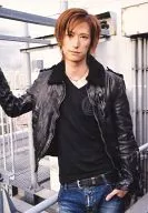 劇団EXILE/秋山真太郎/膝上・衣装黒・右手上げ・左手ポケット・背景野外/イベント販売生写真
