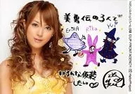 美勇伝/岡田唯/横型・バストアップ・衣装黄色・背景白・イラスト入り/「ハロウィンコレクションリフィール」生写真