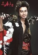 兼崎健太郎/上半身・衣装黒白・花柄・刀担ぎ・右向き・背景グレー・キャラクターショット/舞台「真田十勇士～カッコ良くなきゃ死ぬだけさ～」